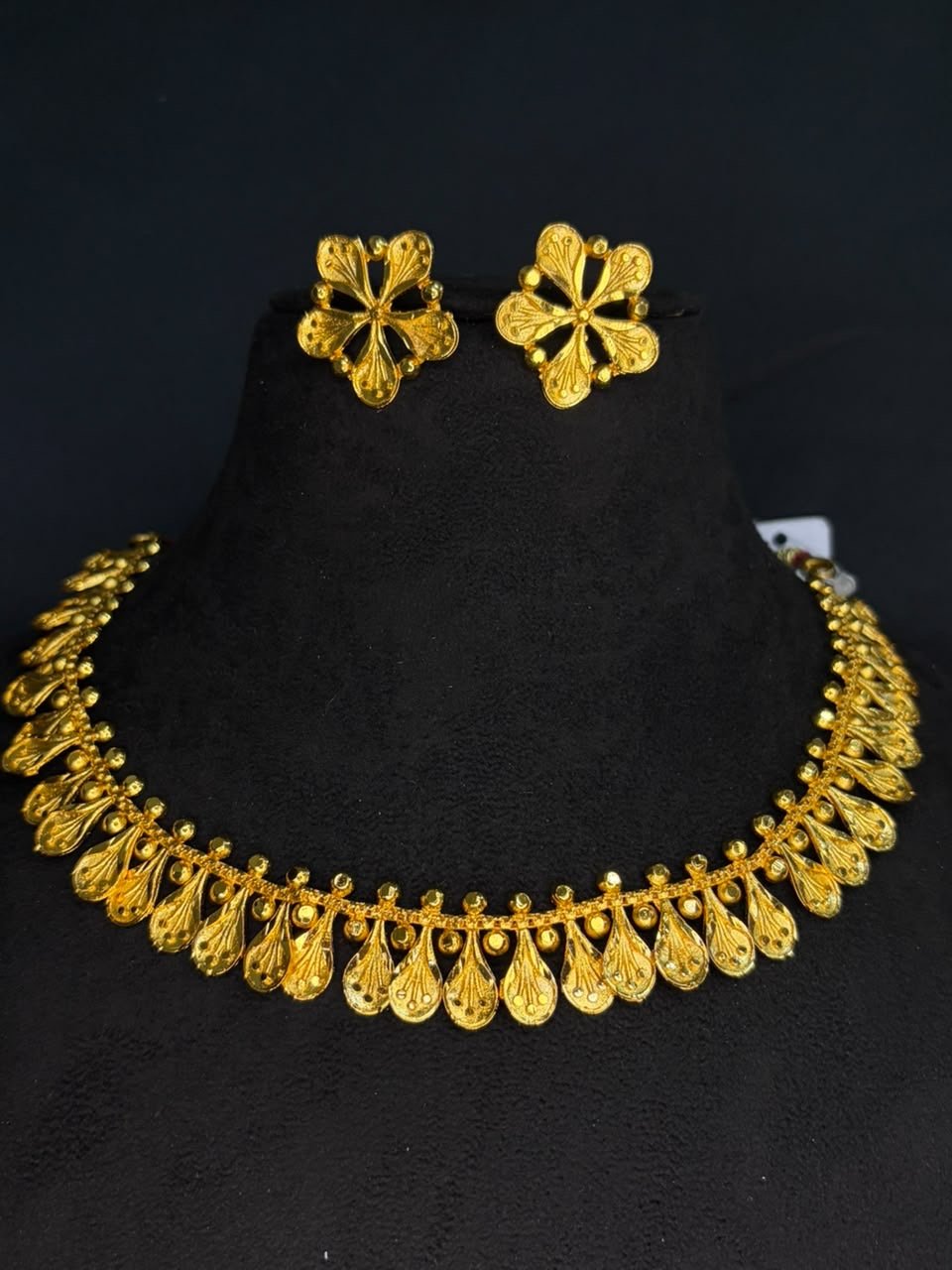 Leaf Drop Sleek Necklace