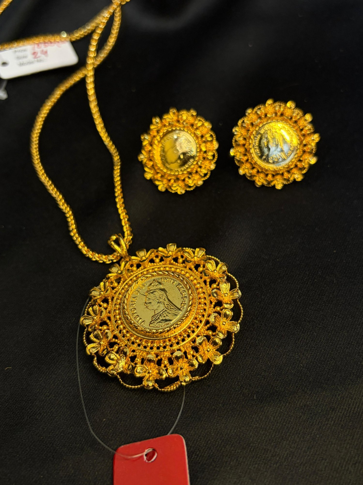 Gold-Plated Gini Flower Pendant