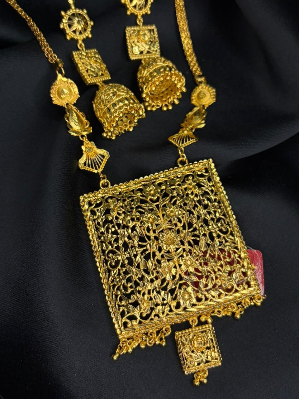 Flower jaal square pendant with chain belt set