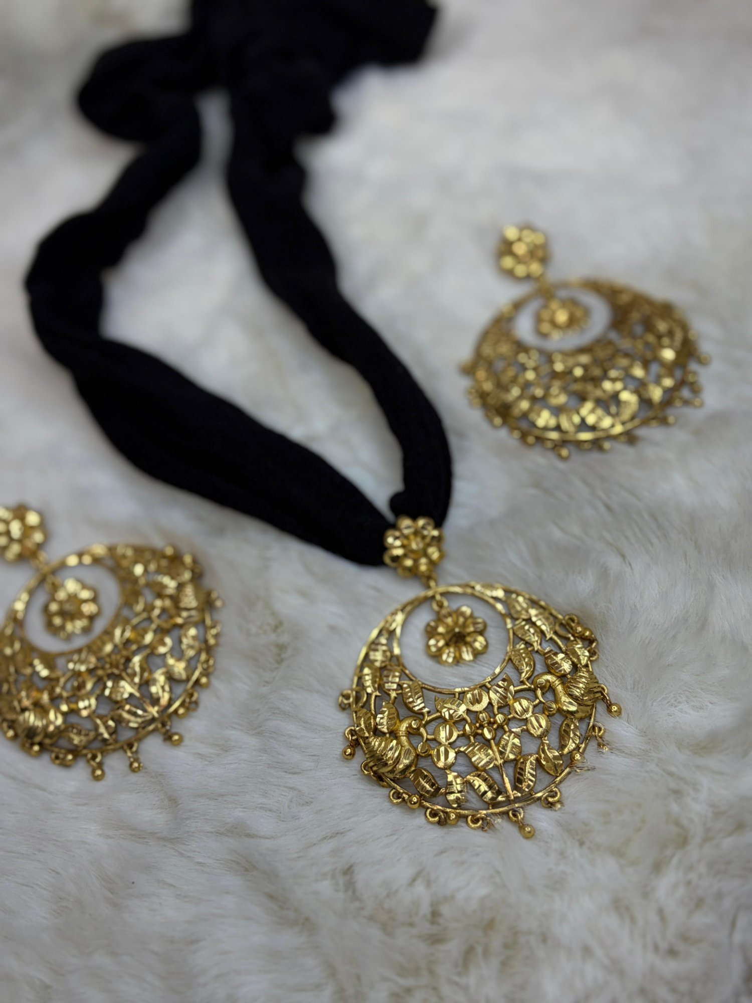 Exclusive Antique Lotapata pendant set