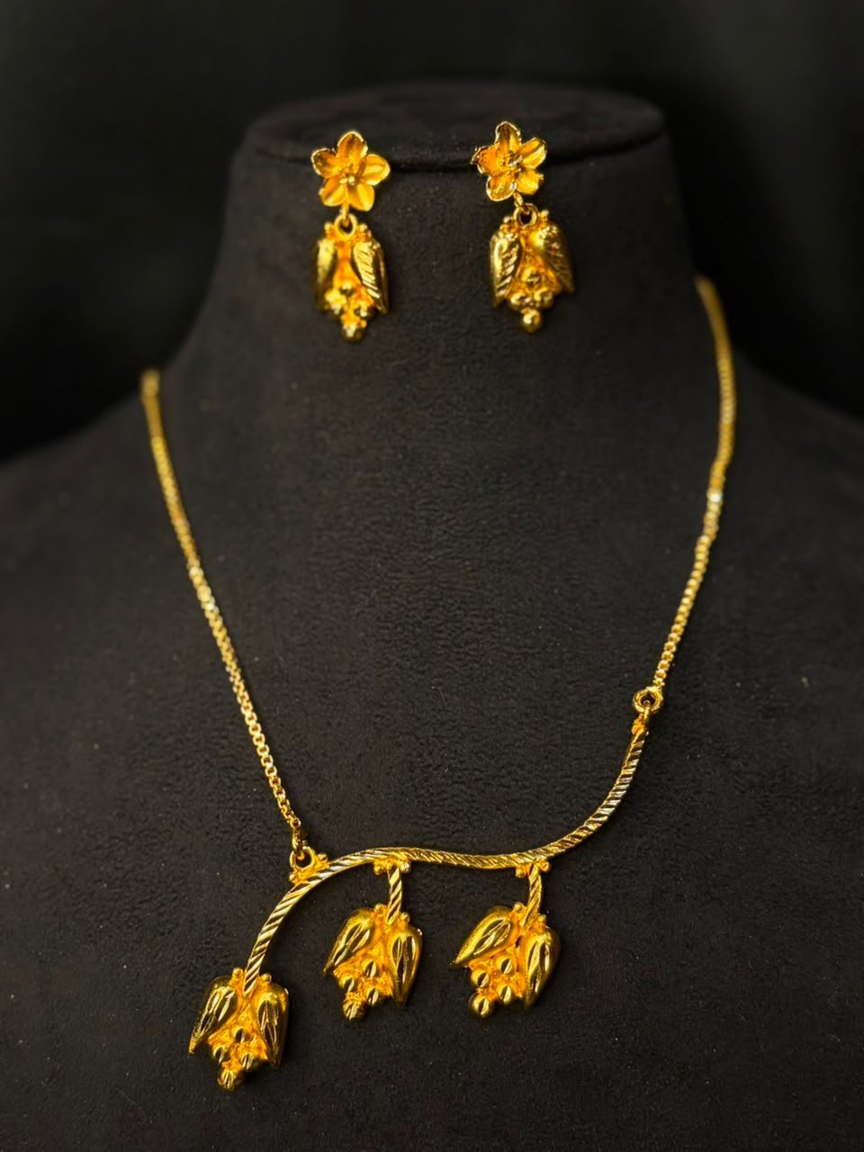 Hemantika sleek necklace