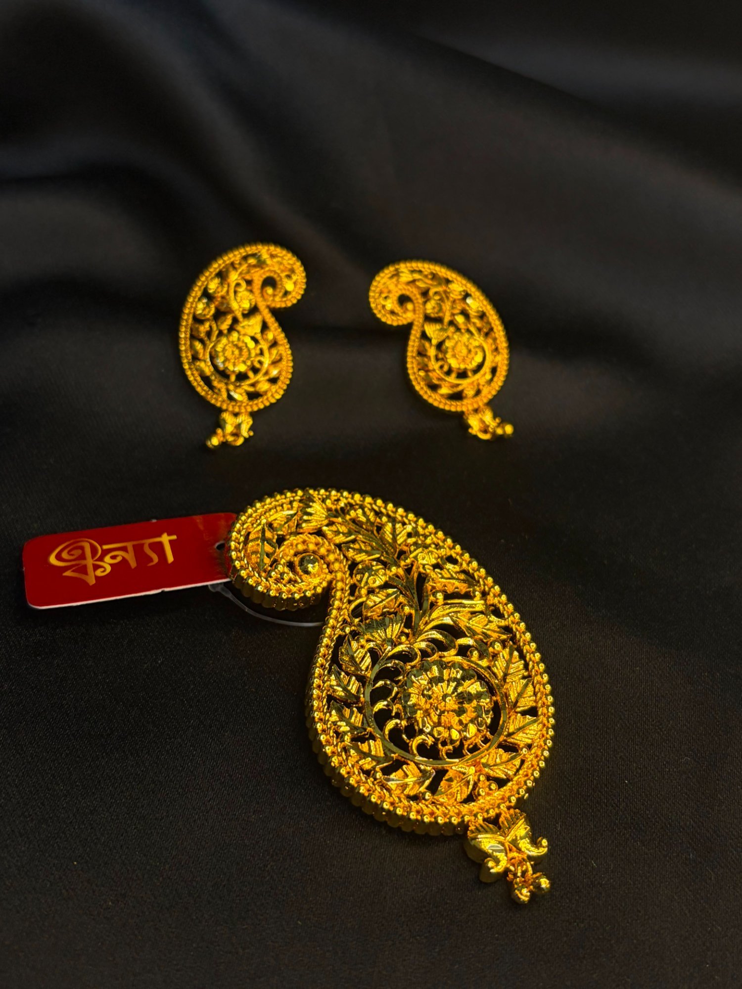 Flower Aam Kolka Pendant Set