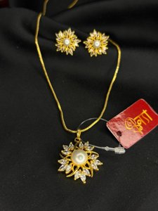 Pearly sun pendant