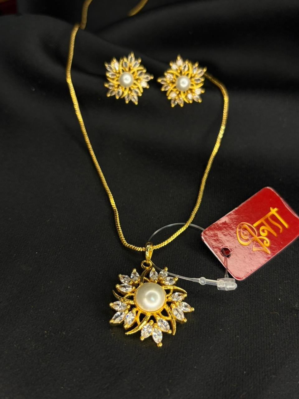Pearly sun pendant