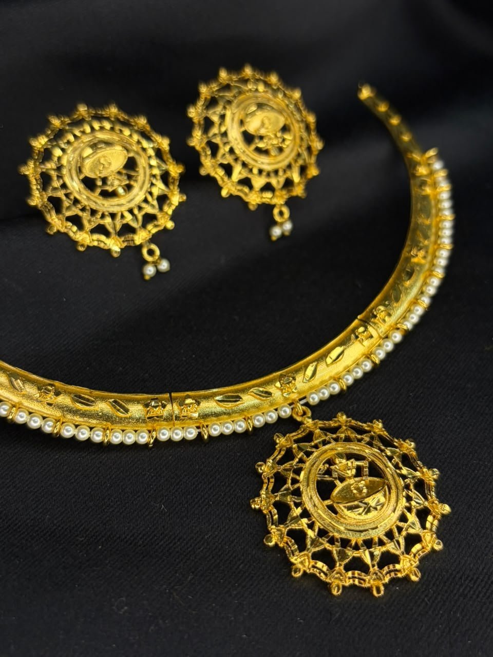 Traditional pearl tana hasuli