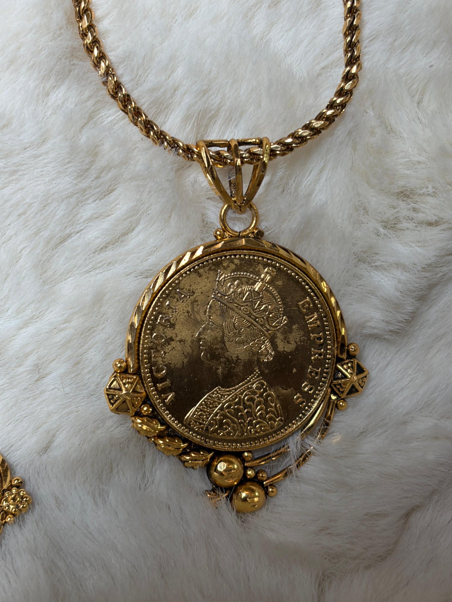 Antique Gini Pendant (with chain)