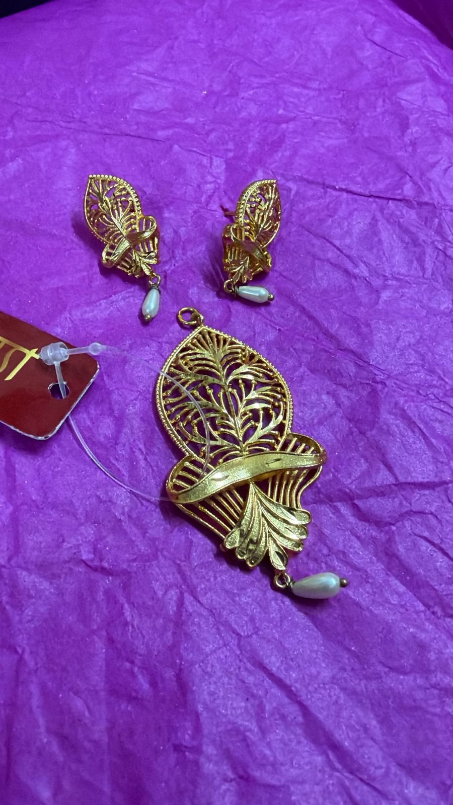 Pearl leaf pendant
