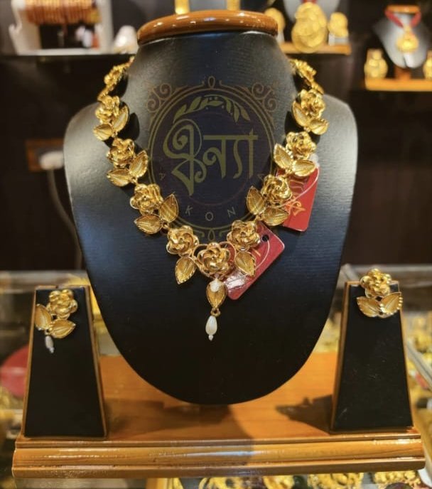 Golap pata necklace