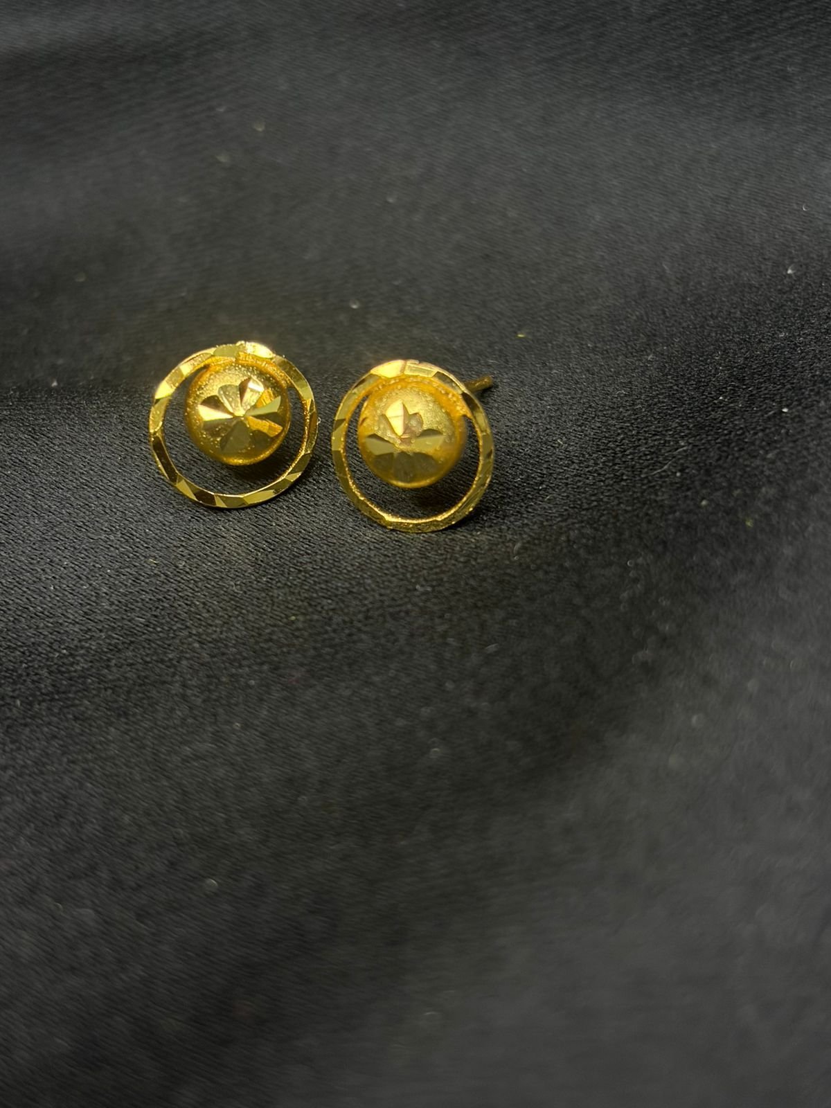 Round motor earring