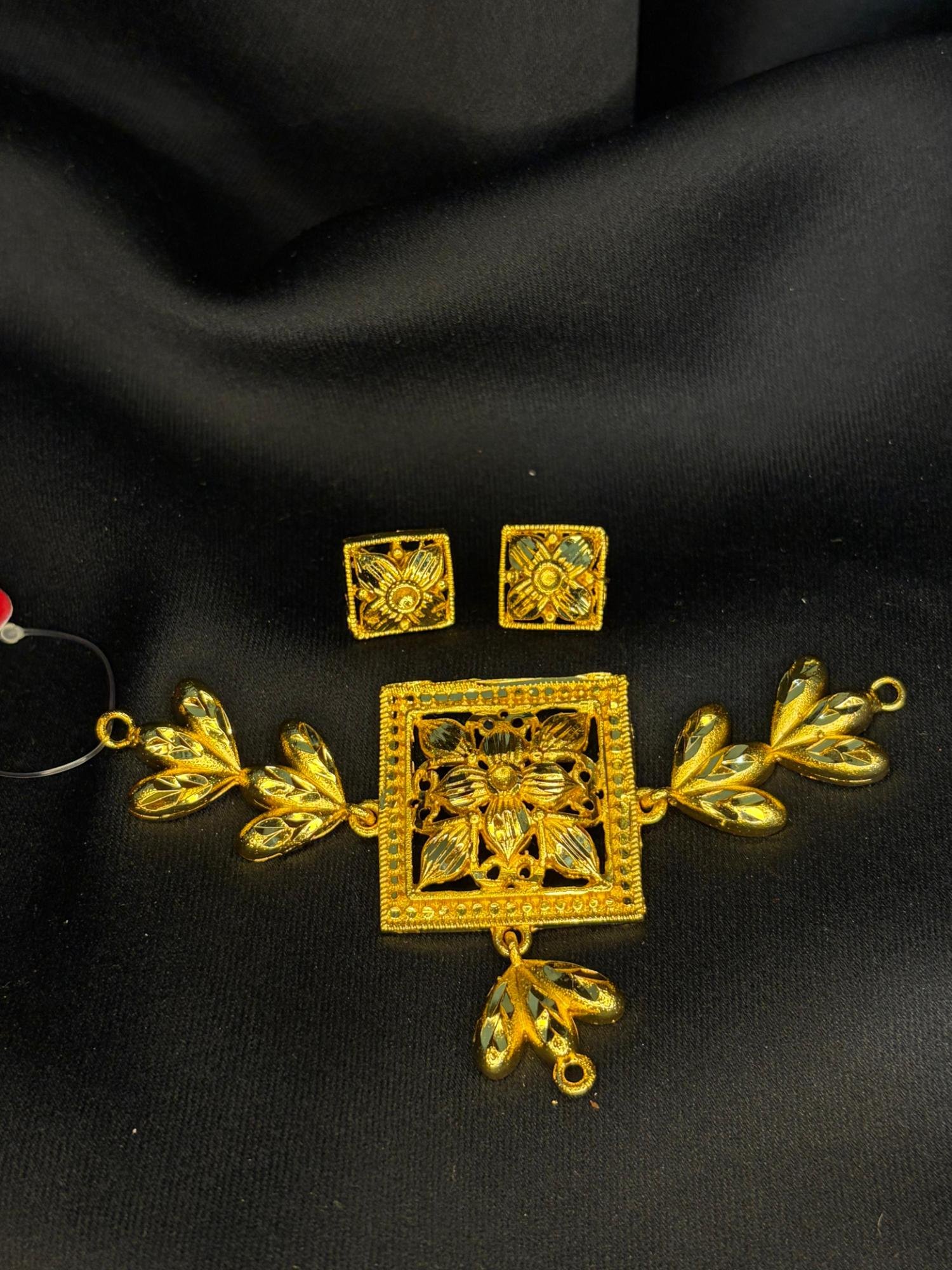 Box flower pendant