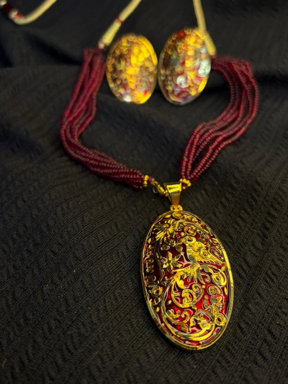 Oval mina pendant (maroon)