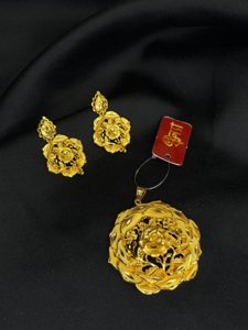 Rose blossom pendant set