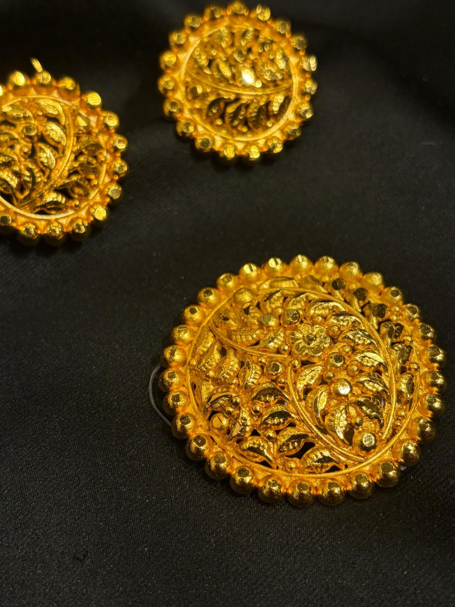Round Floral Pendant set (gold polish)