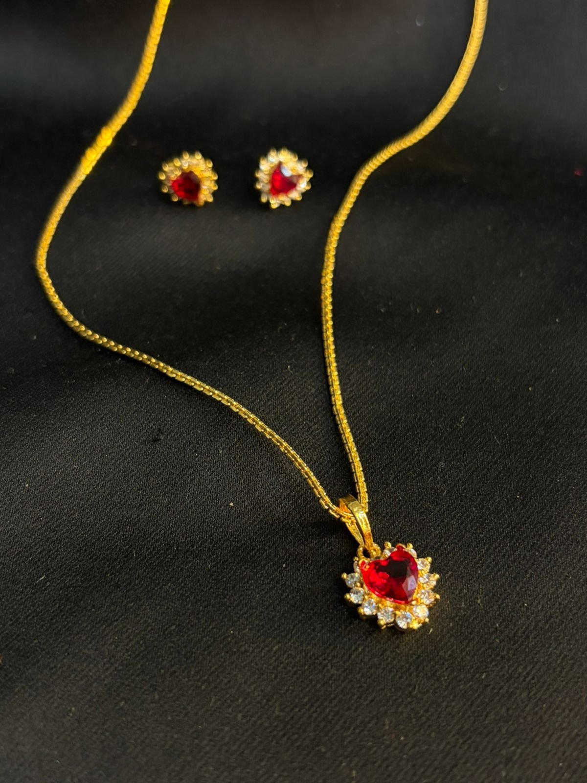 Royal heart pendant (Red)