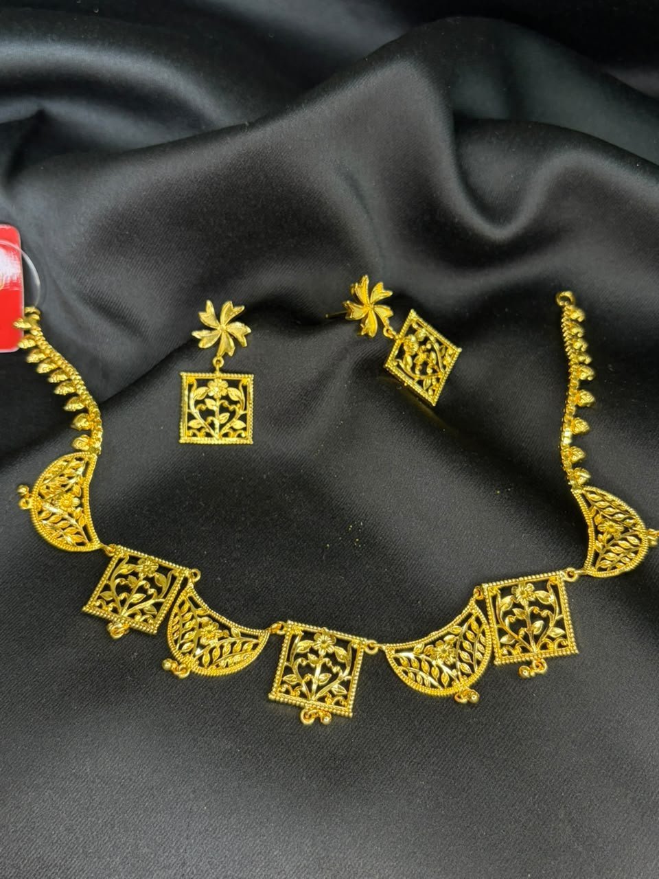 Yuvika sleek necklace