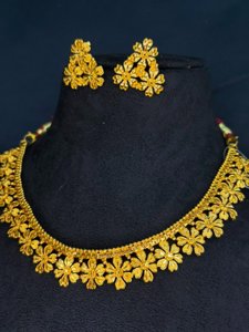 Bokul flower necklace
