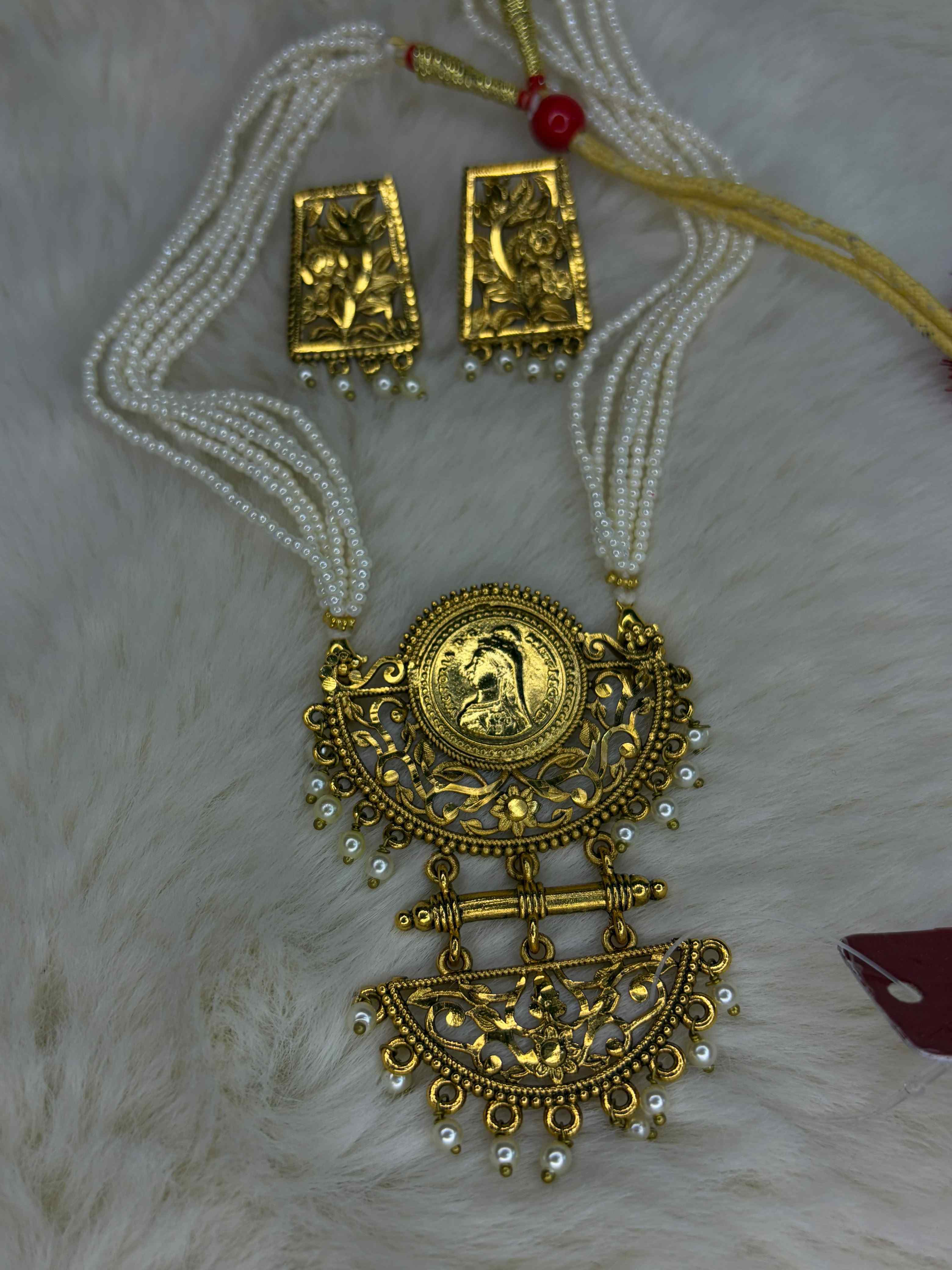 Chitra pendant (Antique polish)