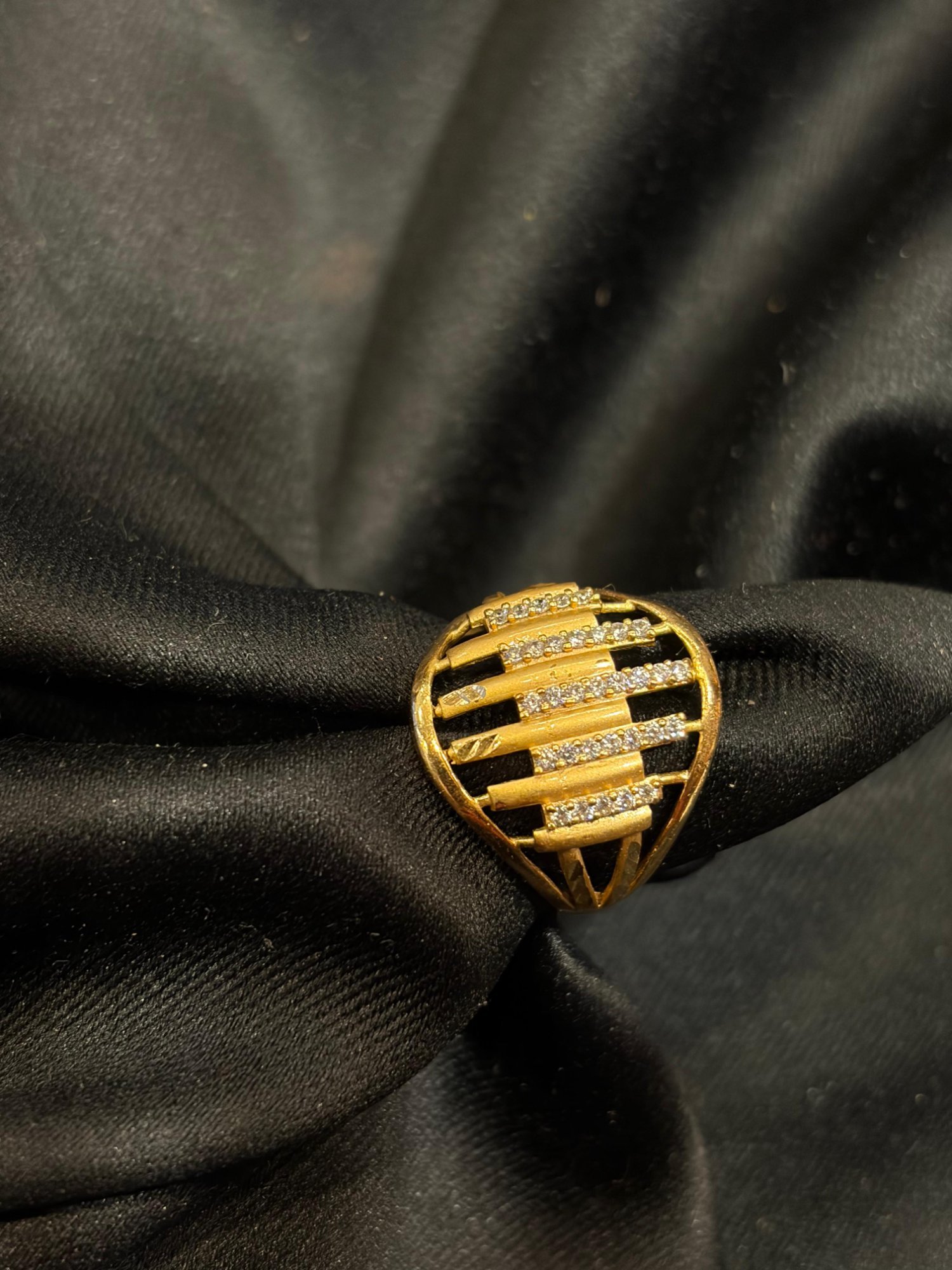 Parallel stone finger ring