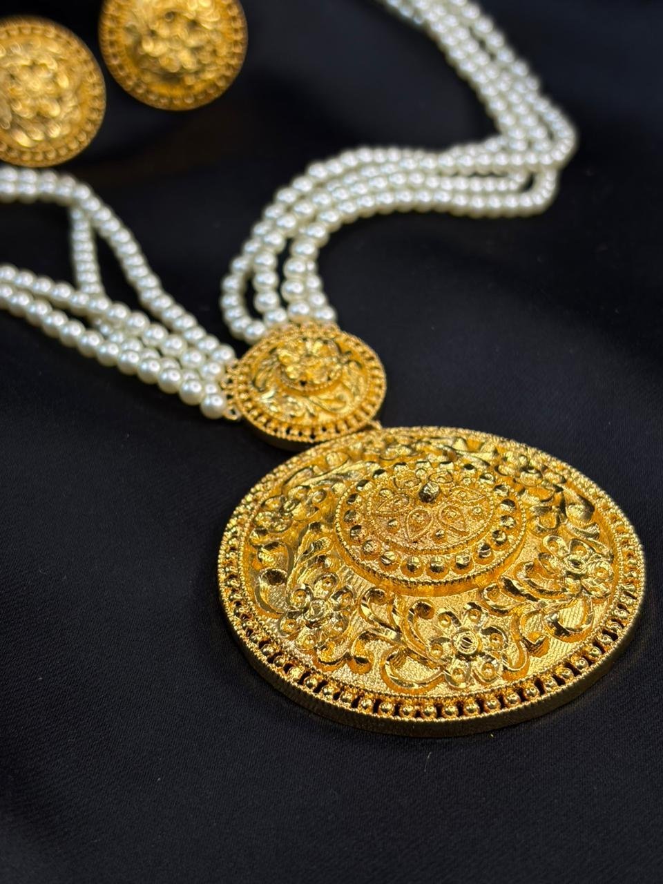 Pearl beads er gol long necklace