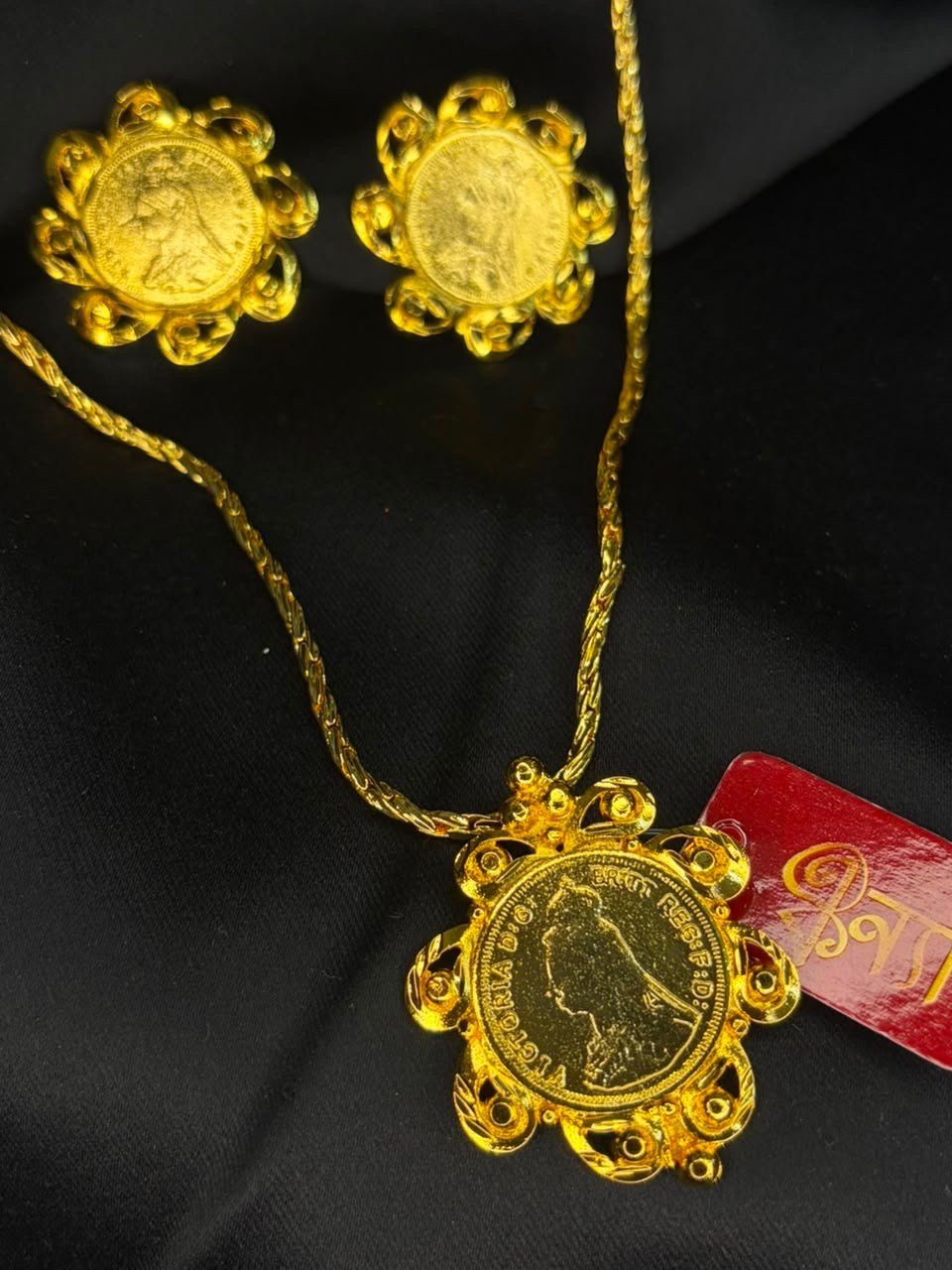 Flower Motive Gini Pendant Set