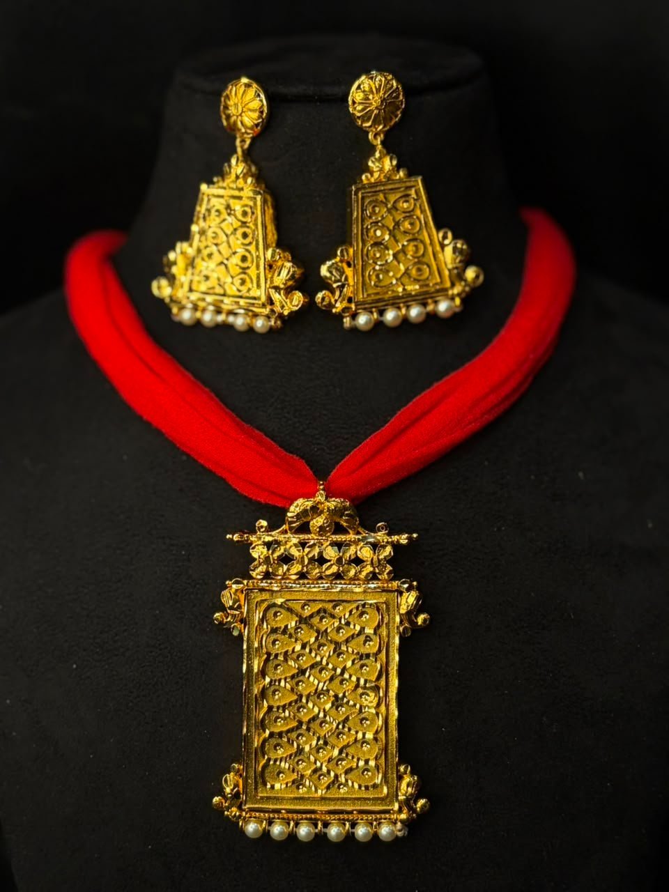 Sunehri Nakashi Pendant