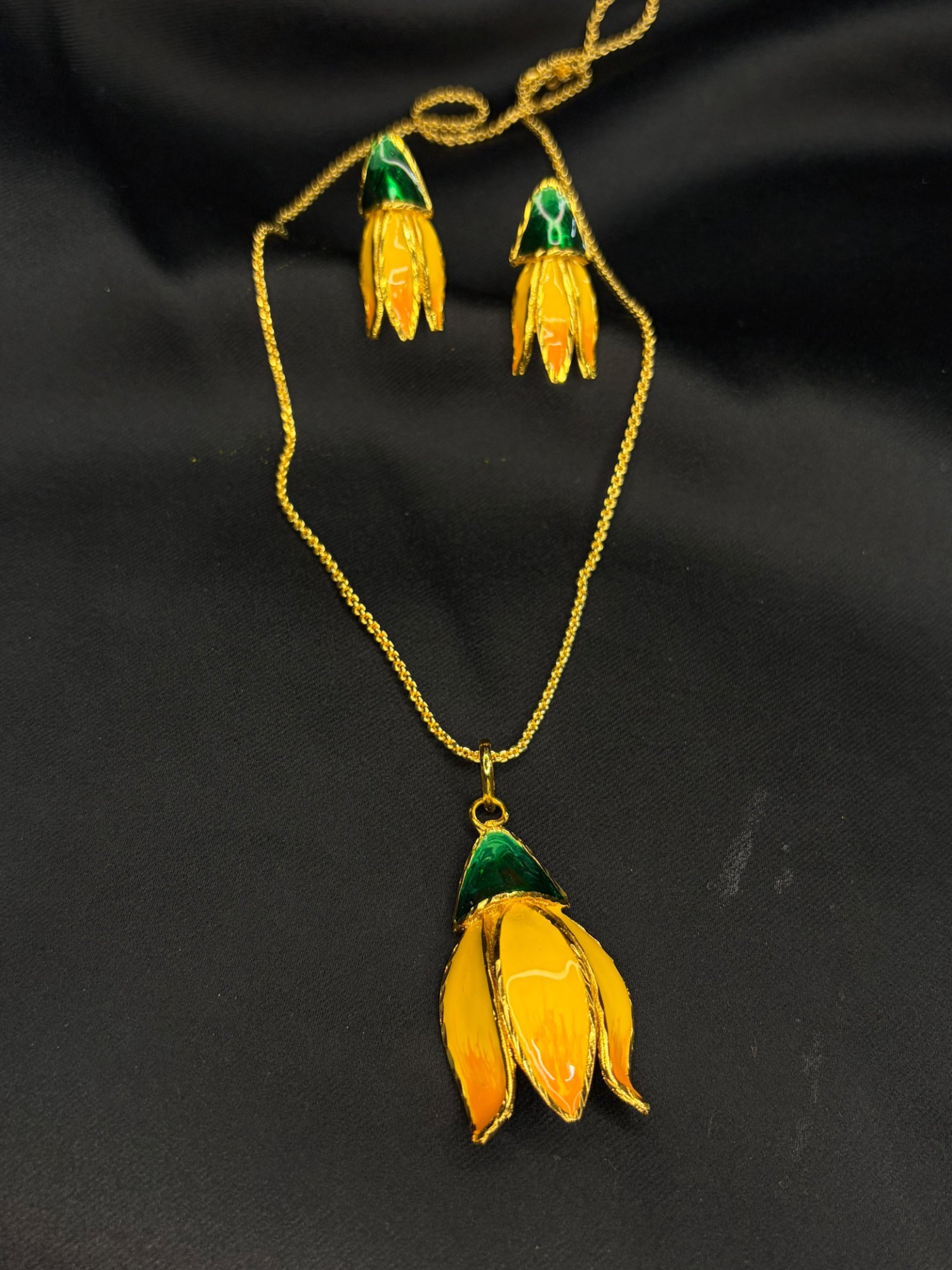 Swarna Chapa Pendant (With Mina)