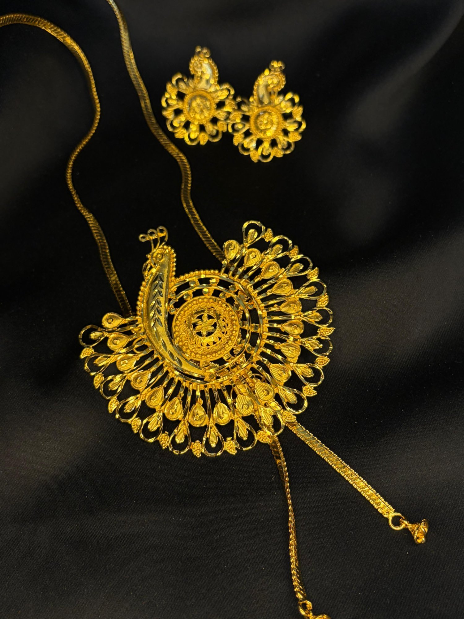 Peacock Tie chain