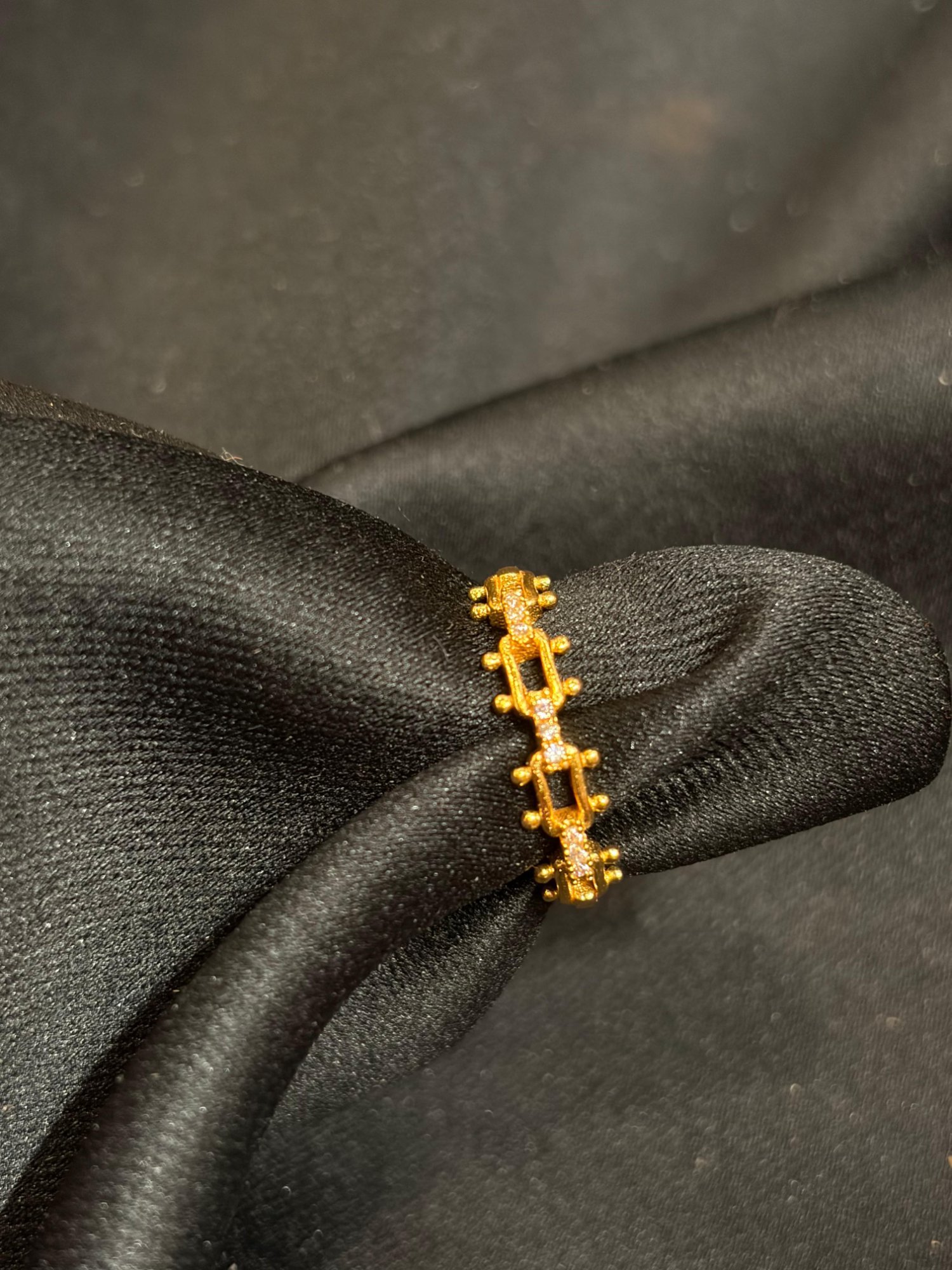 Stone chain fingering