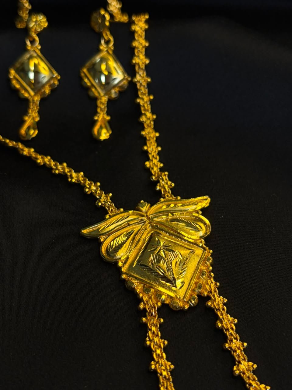 Butterleaf Elegance Tie Chain