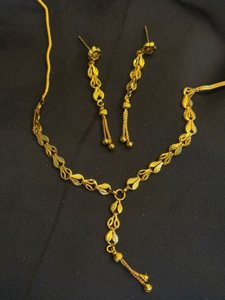 Leaf Design Sleek Necklace