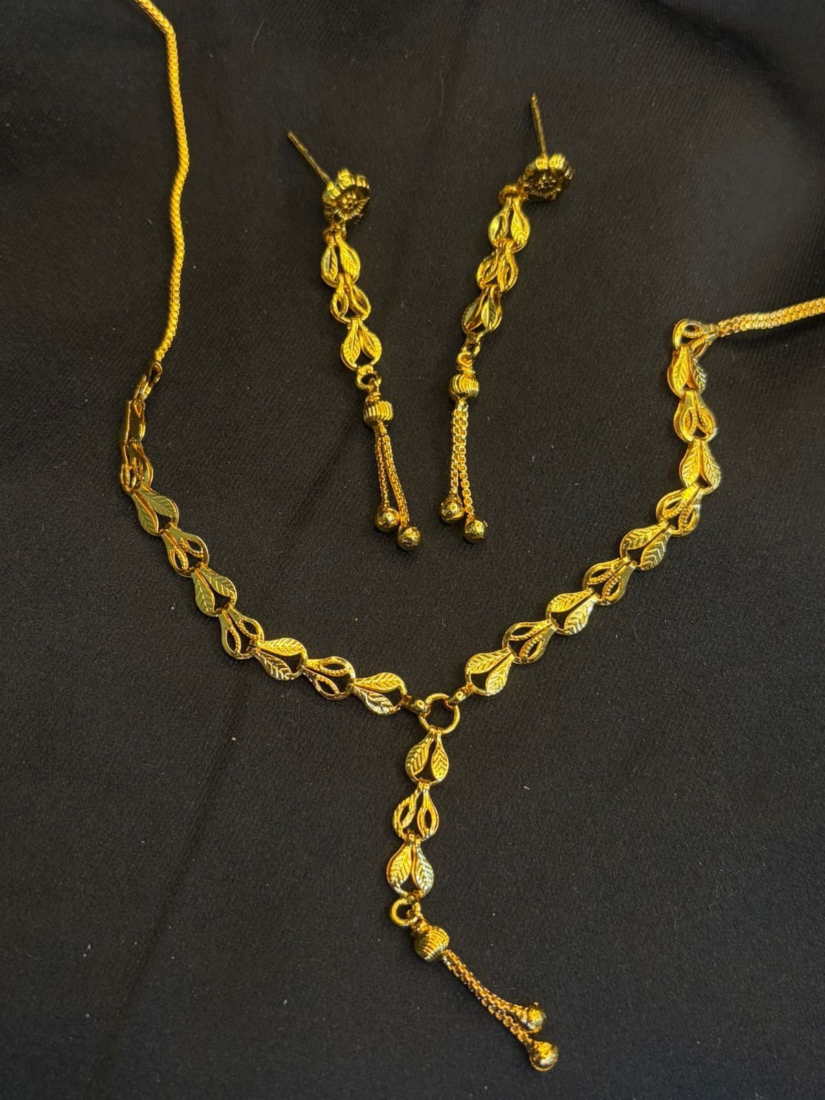Leaf Design Sleek Necklace