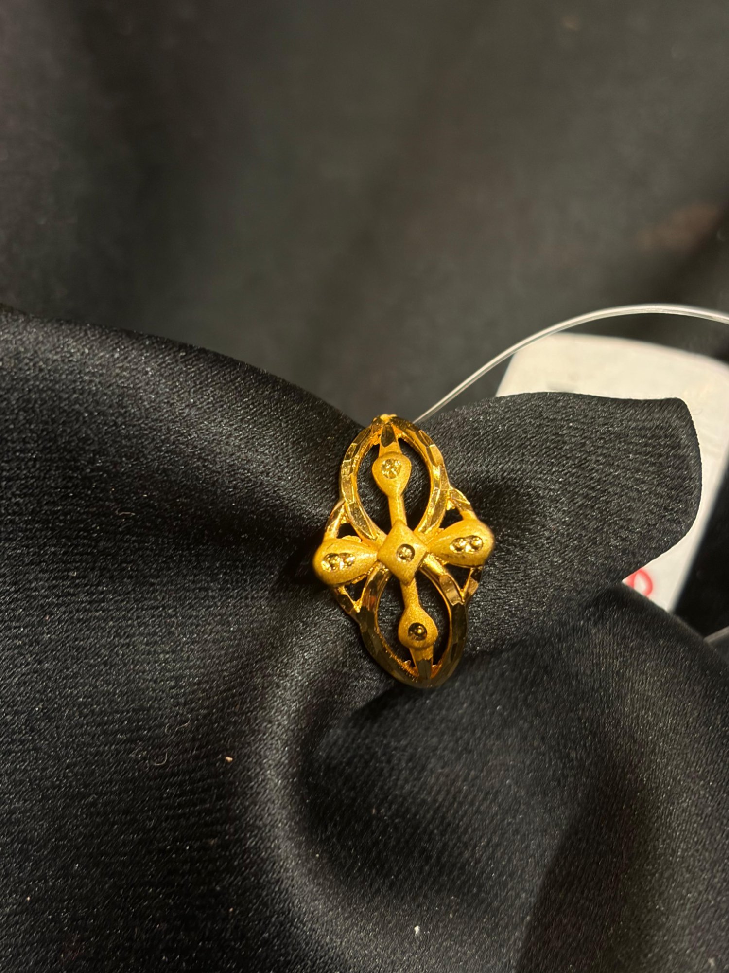 Cross finger ring