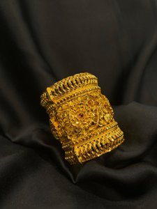 Flower Stone Setting Glass Chur