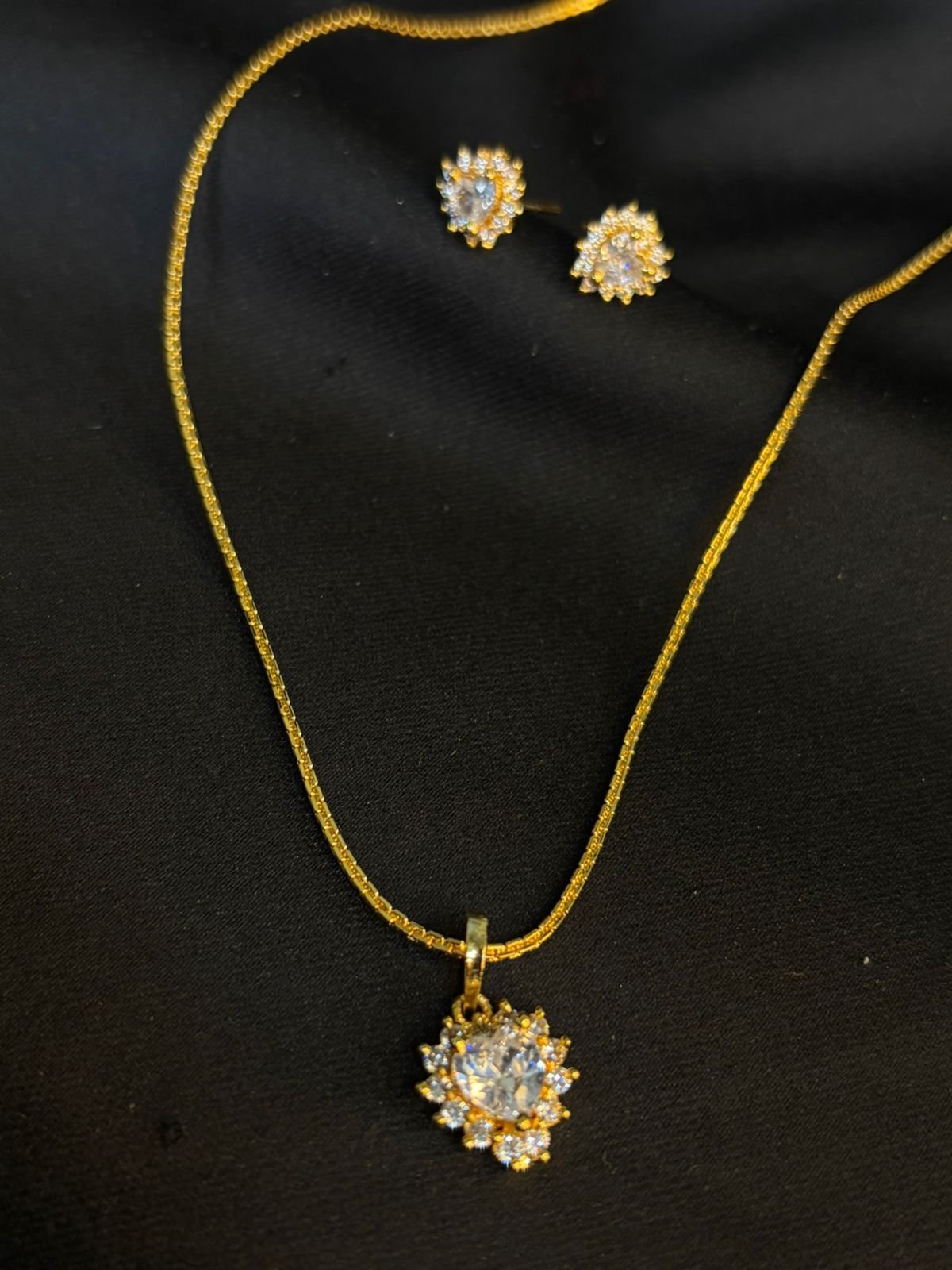 Royal Heart Pendant (white)