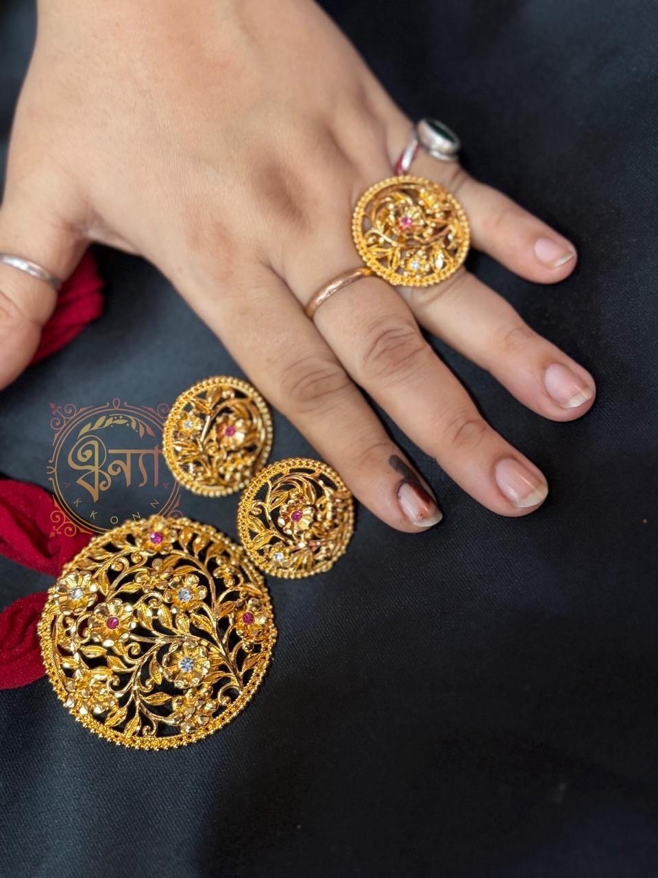 Round Lotapata Gol Pendant (Set)