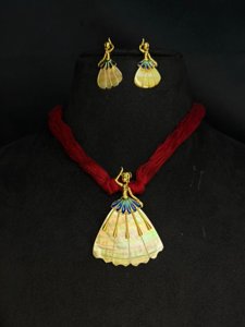 Shell dancing doll pendant