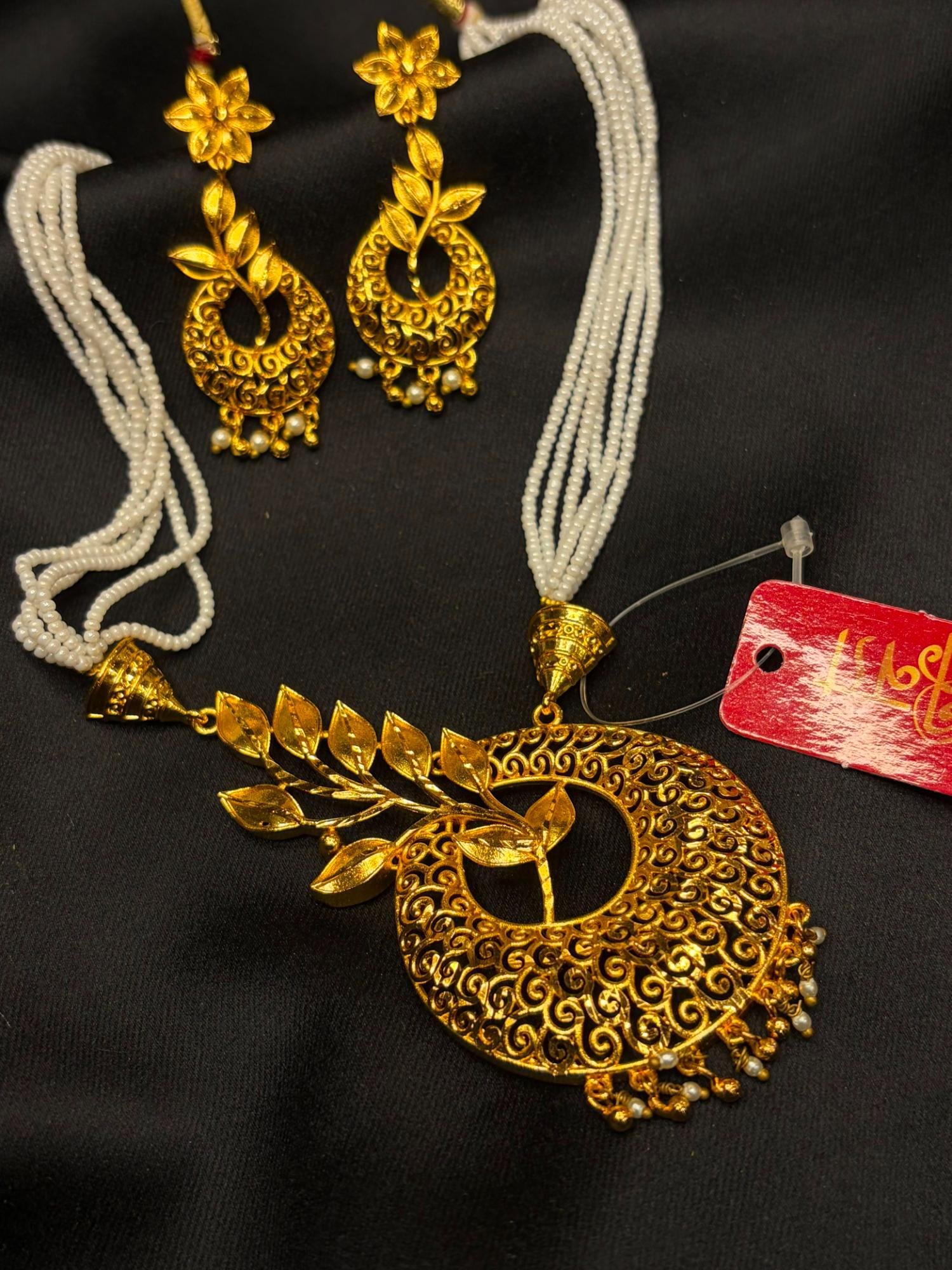 Madhuban pendant set