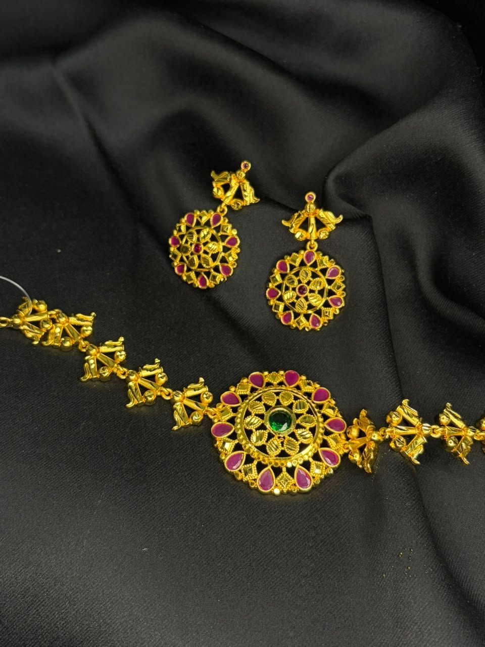 Stone temple choker