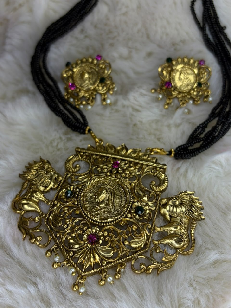 Lion pendent with earrings ( Antique)
