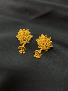 Sunflower motive earring