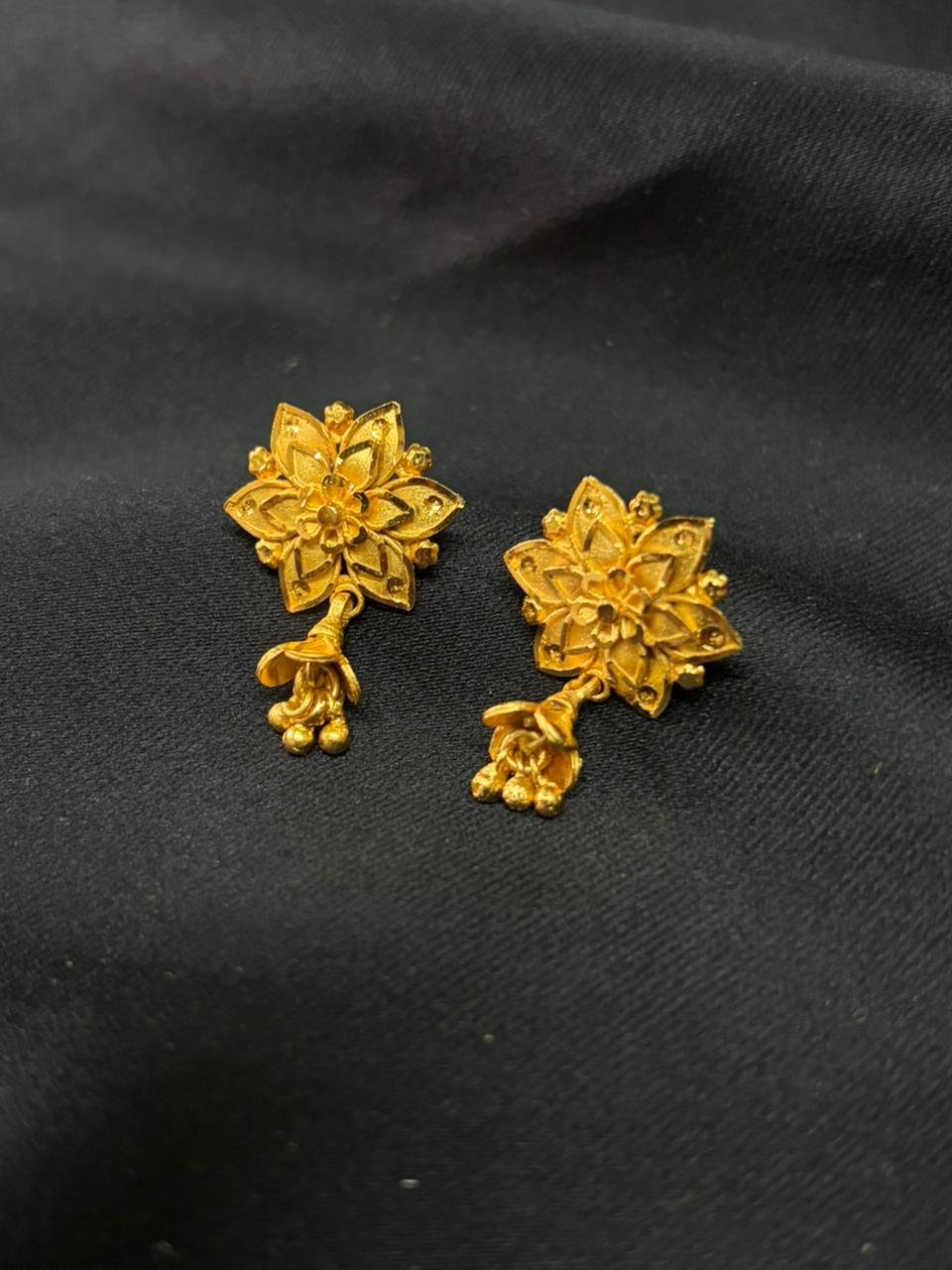 Sunflower motive earring