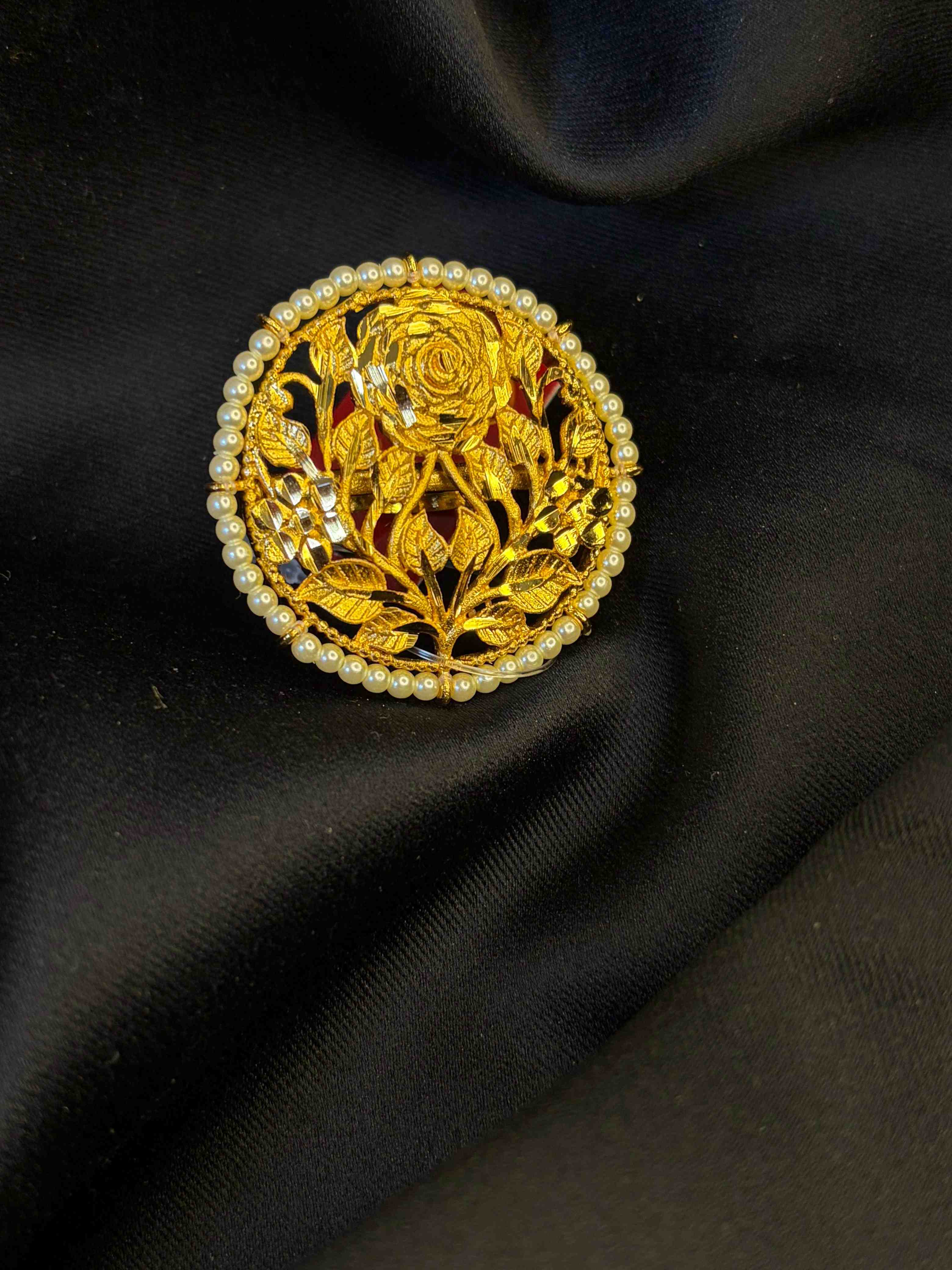 Pearl tana finger ring