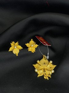 Twinkle flower pendant