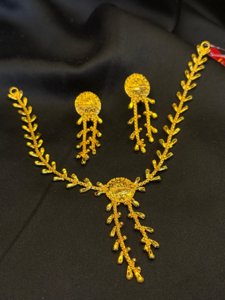 Leaf Motif Sleek Necklace