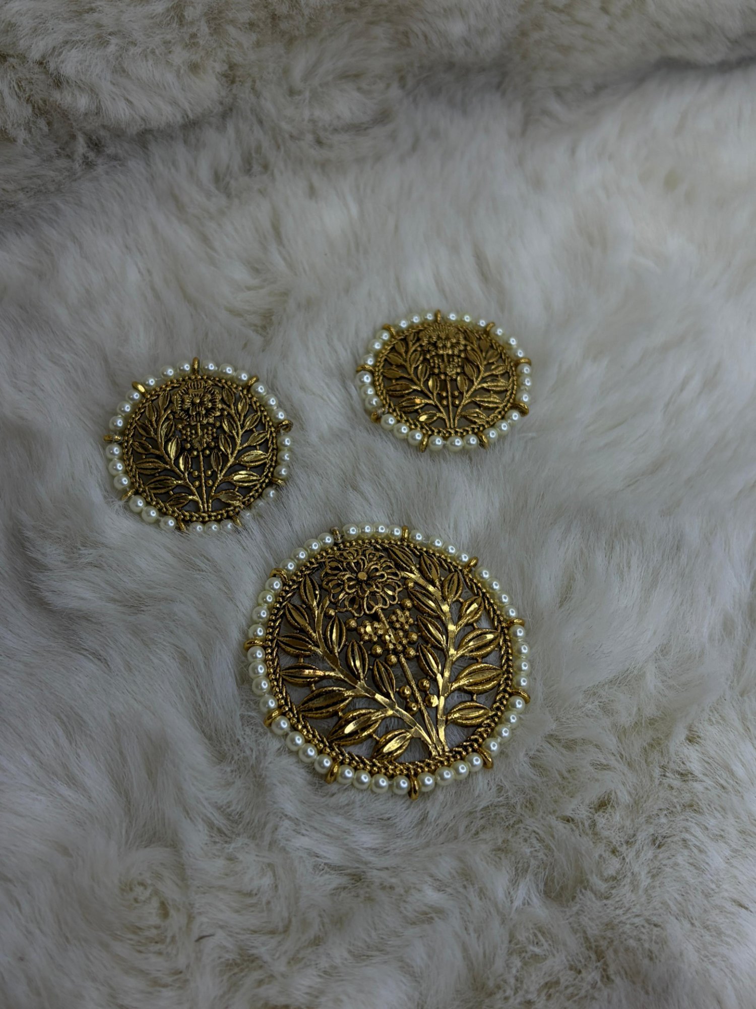 Antique pearl tana pendant set