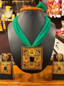 Emerald flower pendant set