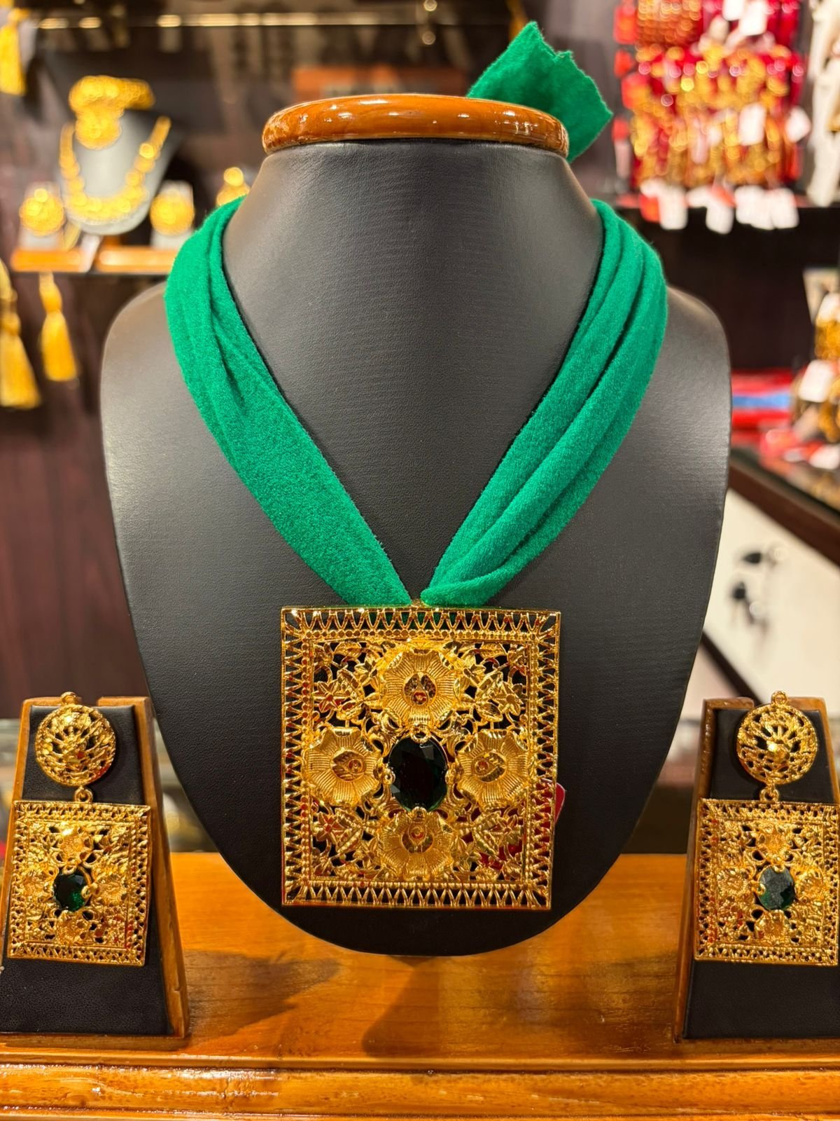 Emerald flower pendant set