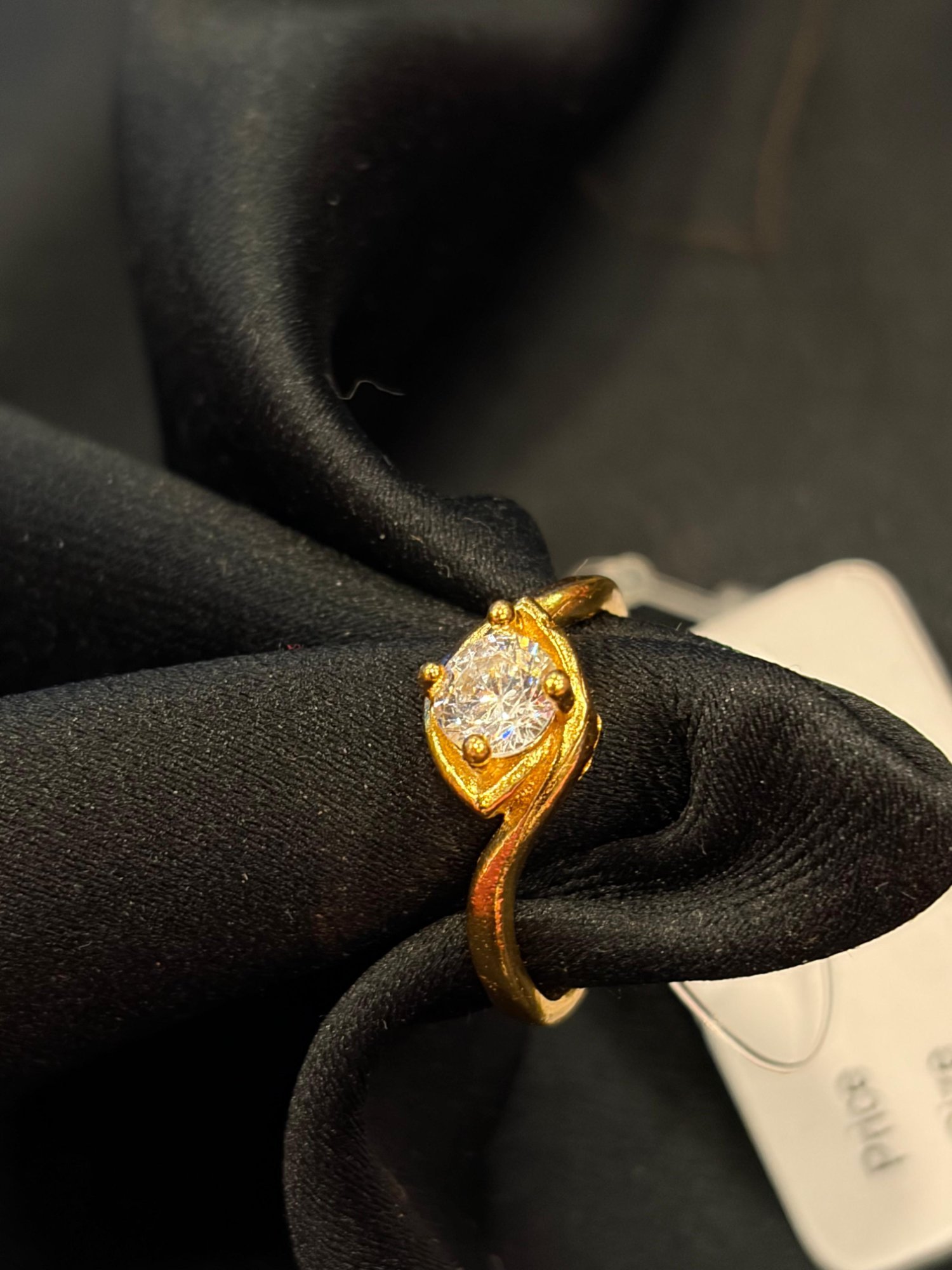 White stone finger ring