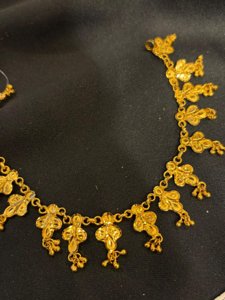 Sleek leaf necklace