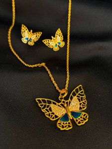 Titli Pendant Set